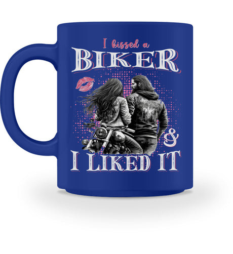 Eine Tasse für Motorradfahrer von Wingbikers, mit dem beidseitigen Aufdruck, I Kissed A Biker And I Liked It, in royal blau.