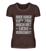 Ein Bikerin T-Shirt für Motorradfahrerinnen von Wingbikers mit dem Aufdruck, Hier wird Benzin noch mit Liebe verbrannt - in braun.