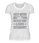 Ein Bikerin T-Shirt für Motorradfahrerinnen von Wingbikers mit dem Aufdruck, Hier wird Benzin noch mit Liebe verbrannt - in weiß.