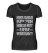 Ein Bikerin T-Shirt für Motorradfahrerinnen von Wingbikers mit dem Aufdruck, Hier wird Benzin noch mit Liebe verbrannt - in schwarz.