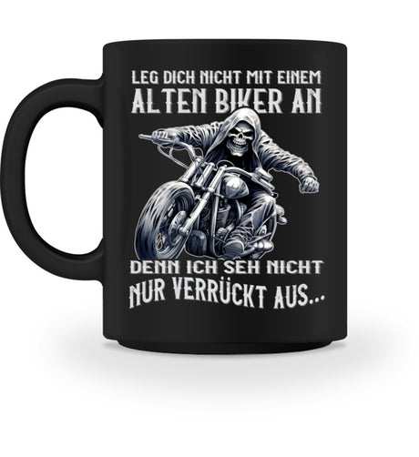 Eine Tasse für Motorradfahrer von Wingbikers, mit dem beidseitigen Aufdruck, Leg dich nicht mit einem alten Biker an, denn ich seh nicht nur verrückt aus, in schwarz.