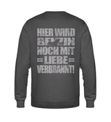 Ein Biker Sweatshirt für Motorradfahrer von Wingbikers mit dem Aufdruck, Hier wird Benzin noch mit Liebe verbrannt - mit Back Print, in dunkelgrau.