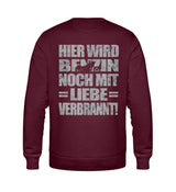 Ein Biker Sweatshirt für Motorradfahrer von Wingbikers mit dem Aufdruck, Hier wird Benzin noch mit Liebe verbrannt - mit Back Print, in burgunder weinrot.