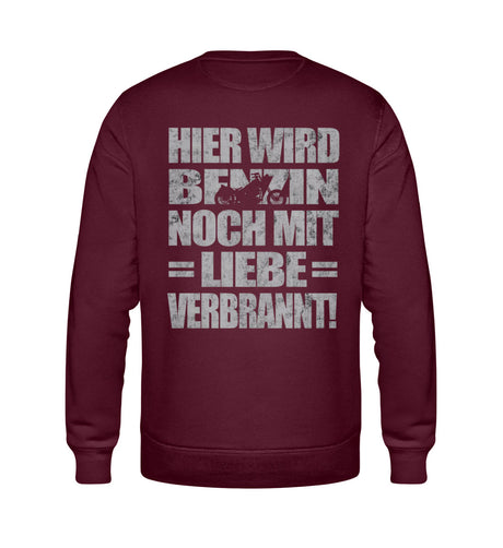 Ein Biker Sweatshirt für Motorradfahrer von Wingbikers mit dem Aufdruck, Hier wird Benzin noch mit Liebe verbrannt - mit Back Print, in burgunder weinrot.