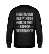 Ein Biker Sweatshirt für Motorradfahrer von Wingbikers mit dem Aufdruck, Hier wird Benzin noch mit Liebe verbrannt - mit Back Print, in schwarz.