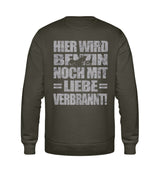 Ein Biker Sweatshirt für Motorradfahrer von Wingbikers mit dem Aufdruck, Hier wird Benzin noch mit Liebe verbrannt - mit Back Print, in khaki grün.