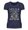 Ein T-Shirt für Motorradfahrerinnen von Wingbikers mit dem Aufdruck, Life Is A Journey - Enjoy The Ride - mit einem Retro Vintage klassischem Motorrad, in navy blau.