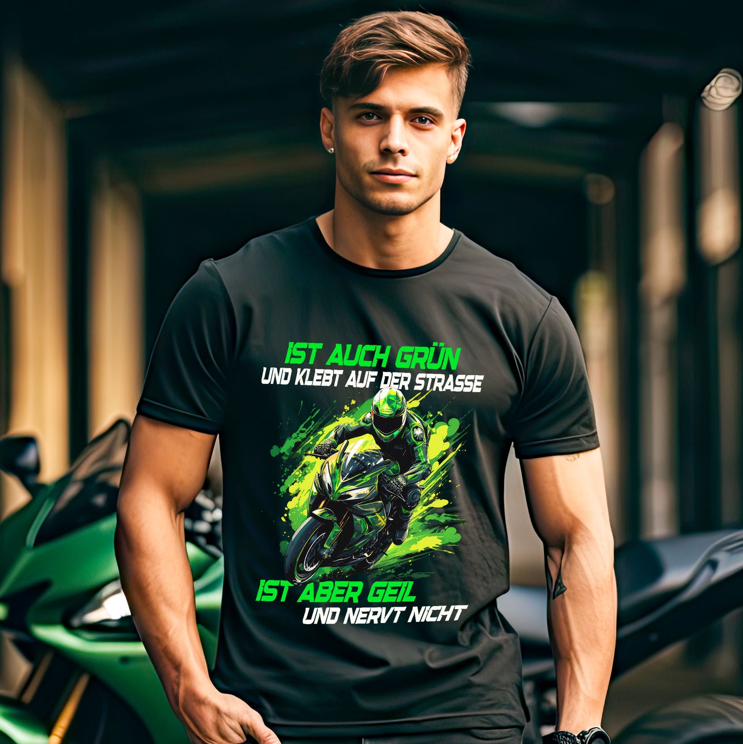Ein Motorradfahrer mit einem T-Shirt von Wingbikers mit dem Aufdruck, Ist auch grün und klebt auf der Straße, ist aber geil und nervt nicht, in schwarz.