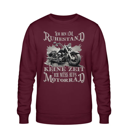 Ein Biker Sweatshirt für Motorradfahrer von Wingbikers mit dem Aufdruck, Ich bin im Ruhestand - Keine Zeit - Ich muss aufs Motorrad, in burgunder weinrot.