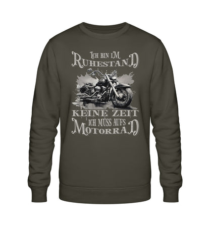 Ein Biker Sweatshirt für Motorradfahrer von Wingbikers mit dem Aufdruck, Ich bin im Ruhestand - Keine Zeit - Ich muss aufs Motorrad, in khaki grün.