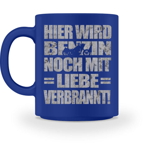 Eine Biker Tasse für Motorradfahrer, von Wingbikers, mit dem beidseitigen Aufdruck, Hier wird Benzin noch mit Liebe verbrannt, in blau.