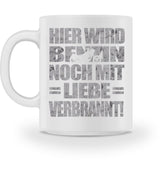 Eine Biker Tasse für Motorradfahrer, von Wingbikers, mit dem beidseitigen Aufdruck, Hier wird Benzin noch mit Liebe verbrannt, in weiß.