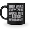 Eine Biker Tasse für Motorradfahrer, von Wingbikers, mit dem beidseitigen Aufdruck, Hier wird Benzin noch mit Liebe verbrannt, in schwarz.