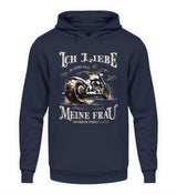 Ein Biker Hoodie für Motorradfahrer von Wingbikers mit dem Aufdruck, Ich liebe meine Frau, wenn sie mich Motorrad fahren lässt! - in navy blau.