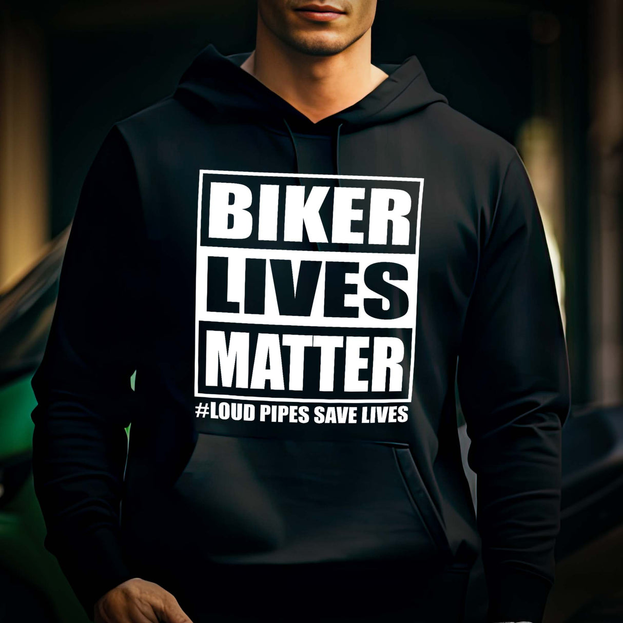 Ein Motorradfahrer mit einem Hoodie von Wingbikers mit dem Aufdruck, Biker Lives Matter - # Loud Pipes Save Lives, in schwarz.