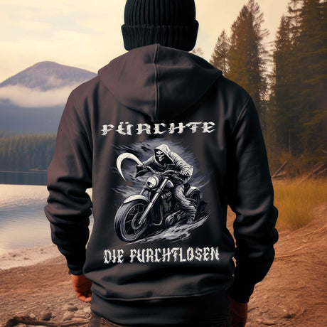 Ein Biker mit einem Hoodie für Motorradfahrer von Wingbikers mit dem Aufdruck, Fürchte die Furchtlosen, in schwarz.