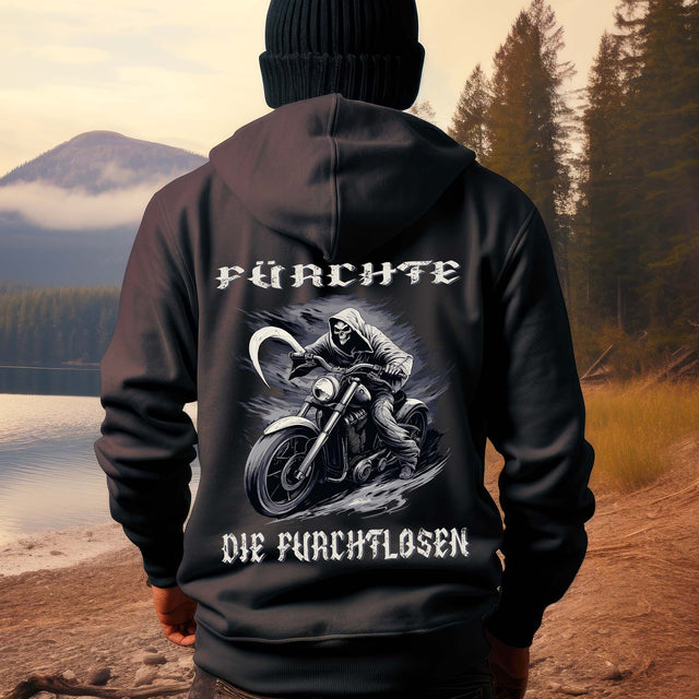 Ein Biker mit einem Hoodie für Motorradfahrer von Wingbikers mit dem Aufdruck, Fürchte die Furchtlosen, in schwarz.