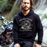 Ein Motorradfahrer mit einem Hoodie von Wingbikers mit dem Aufdruck, Adventure Is Out There, in schwarz.