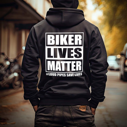 Ein Motorradfahrer mit einer Reißverschluss-Jacke von Wingbikers mit dem Aufdruck, Biker Lives Matter - # Loud Pipes Save Lives, in schwarz.