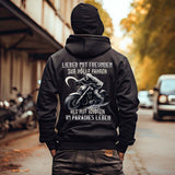 Ein Mann mit einem Hoodie mit dem Aufdruck, Lieber mit Freunden zur Hölle fahren, als mit Idioten im Paradies leben, als Back Print in schwarz. 