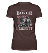 Ein T-Shirt für Motorradfahrerinnen von Wingbikers mit dem Aufdruck, I Kissed A Biker And I Liked It, als Backprint in braun.