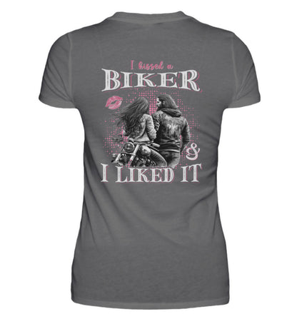 Ein T-Shirt für Motorradfahrerinnen von Wingbikers mit dem Aufdruck, I Kissed A Biker And I Liked It, als Backprint in dunkelgrau.