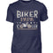 Ein T-Shirt für motorradfahrende Väter von Wingbikers mit dem Aufdruck, Biker Papa, wie ein normaler Papa, nur viel cooler, in navy blau.