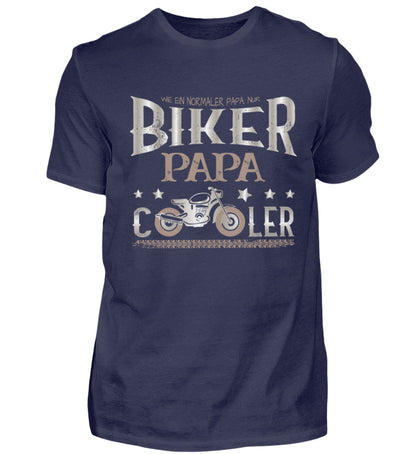 Ein T-Shirt für motorradfahrende Väter von Wingbikers mit dem Aufdruck, Biker Papa, wie ein normaler Papa, nur viel cooler, in navy blau.
