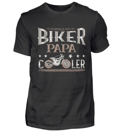 Ein T-Shirt für motorradfahrende Väter von Wingbikers mit dem Aufdruck, Biker Papa, wie ein normaler Papa, nur viel cooler, in schwarz.