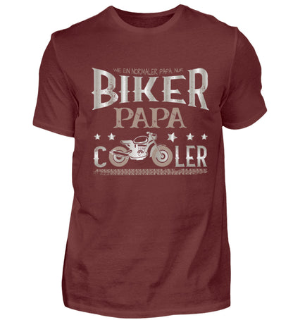 Ein T-Shirt für motorradfahrende Väter von Wingbikers mit dem Aufdruck, Biker Papa, wie ein normaler Papa, nur viel cooler, in weinrot.