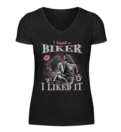 Ein T-Shirt mit V-Ausschnitt für Motorradfahrerinnen von Wingbikers mit dem Aufdruck, I Kissed A Biker And I Liked It, in schwarz.