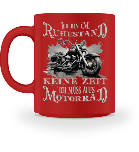 Eine Tasse für Motorradfahrer von Wingbikers, mit dem beidseitigen Aufdruck, Ich bin im Ruhestand - Keine Zeit - Ich muss aufs Motorrad, in rot.