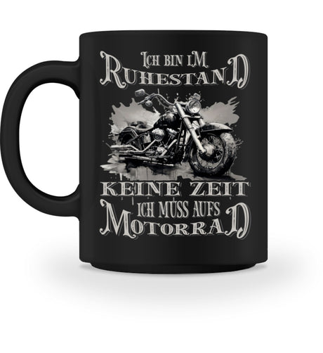 Eine Tasse für Motorradfahrer von Wingbikers, mit dem beidseitigen Aufdruck, Ich bin im Ruhestand - Keine Zeit - Ich muss aufs Motorrad, in schwarz.