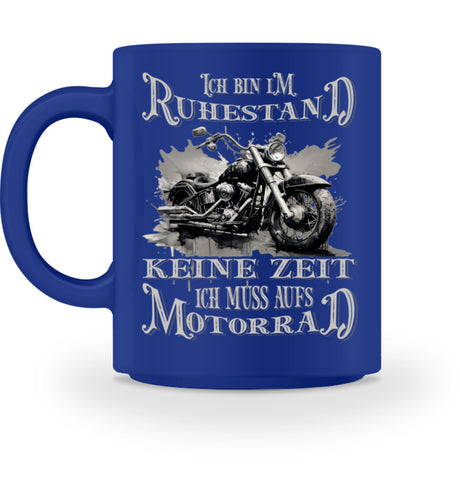 Eine Tasse für Motorradfahrer von Wingbikers, mit dem beidseitigen Aufdruck, Ich bin im Ruhestand - Keine Zeit - Ich muss aufs Motorrad, in royal blau.