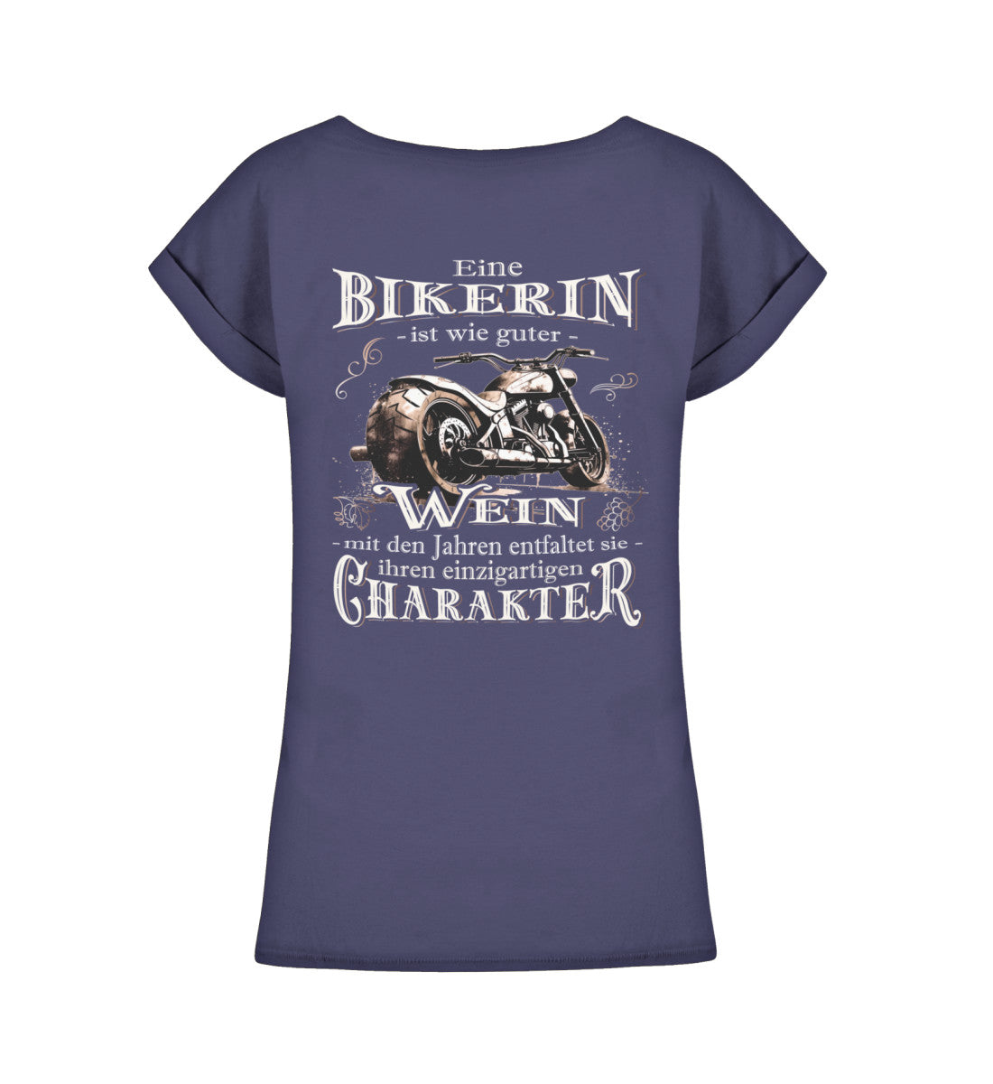 Ein Bikerin T-Shirt für Motorradfahrerinnen von Wingbikers mit dem Aufdruck, Eine Bikerin ist wie guter Wein - mit den Jahren entfaltet sie ihren einzigartigen Charakter - mit Back Print, in navy blau.