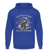 Ein Hoodie für Motorradfahrer von Wingbikers mit dem Aufdruck, Adventure Is Out There, in royal blau.