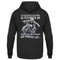 Ein Biker Hoodie für Motorradfahrer von Wingbikers mit dem Aufdruck, Leg dich nicht mit einem alten Biker an, denn ich seh nicht nur verrückt aus, als Back Print - in schwarz.