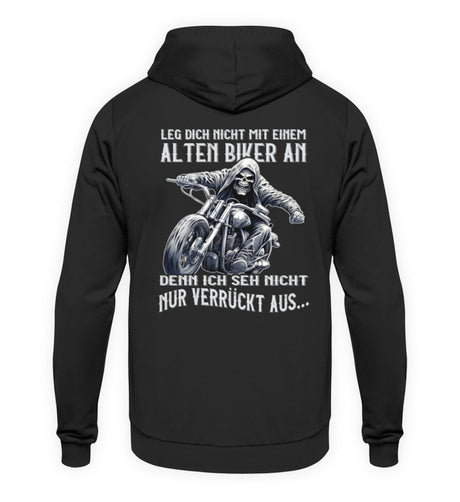 Ein Biker Hoodie für Motorradfahrer von Wingbikers mit dem Aufdruck, Leg dich nicht mit einem alten Biker an, denn ich seh nicht nur verrückt aus, als Back Print - in schwarz.