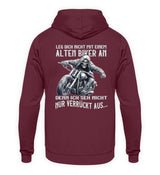 Ein Biker Hoodie für Motorradfahrer von Wingbikers mit dem Aufdruck, Leg dich nicht mit einem alten Biker an, denn ich seh nicht nur verrückt aus, als Back Print - in burgunder weinrot.