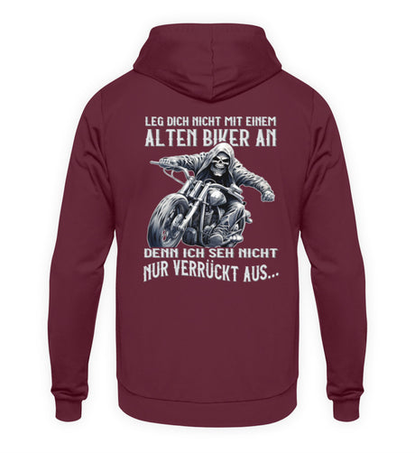 Ein Biker Hoodie für Motorradfahrer von Wingbikers mit dem Aufdruck, Leg dich nicht mit einem alten Biker an, denn ich seh nicht nur verrückt aus, als Back Print - in burgunder weinrot.