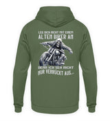 Ein Biker Hoodie für Motorradfahrer von Wingbikers mit dem Aufdruck, Leg dich nicht mit einem alten Biker an, denn ich seh nicht nur verrückt aus, als Back Print - in erdgrün.