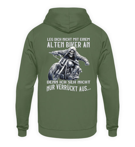 Ein Biker Hoodie für Motorradfahrer von Wingbikers mit dem Aufdruck, Leg dich nicht mit einem alten Biker an, denn ich seh nicht nur verrückt aus, als Back Print - in erdgrün.