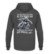 Ein Biker Hoodie für Motorradfahrer von Wingbikers mit dem Aufdruck, Leg dich nicht mit einem alten Biker an, denn ich seh nicht nur verrückt aus, als Back Print - in dunkelgrau.