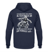 Ein Biker Hoodie für Motorradfahrer von Wingbikers mit dem Aufdruck, Leg dich nicht mit einem alten Biker an, denn ich seh nicht nur verrückt aus, als Back Print - in navy blau.