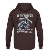 Ein Biker Hoodie für Motorradfahrer von Wingbikers mit dem Aufdruck, Leg dich nicht mit einem alten Biker an, denn ich seh nicht nur verrückt aus, als Back Print - in braun.