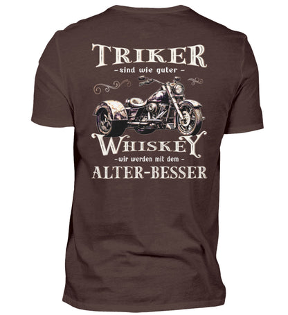 Ein T-Shirt für Trike Fahrer von Wingbikers mit dem Aufdruck, Triker sind wie guter Whiskey - Wir werden mit dem Alter besser, als Back Print, in braun.