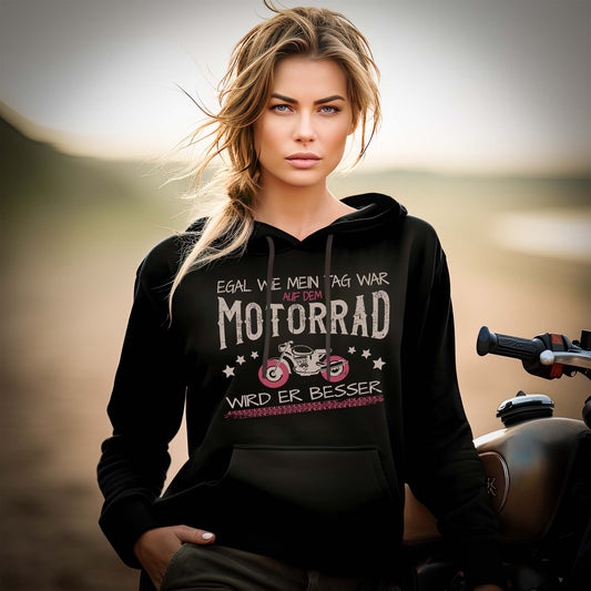 Ein Motorradfahrerin mit einem Damen Hoodie von Wingbikers mit dem Aufdruck, Egal wie mein Tag war, in schwarz.