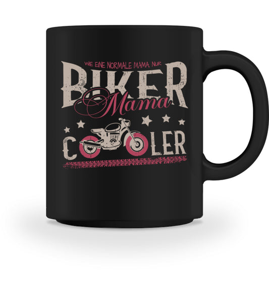 Eine Tasse für Motorradfahrerende Mütter von Wingbikers, mit dem beidseitigen Aufdruck, Biker Mama - wie eine normale Mama, nur cooler - in schwarz.