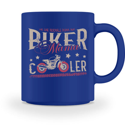 Eine Tasse für Motorradfahrerende Mütter von Wingbikers, mit dem beidseitigen Aufdruck, Biker Mama - wie eine normale Mama, nur cooler - in royal blau.