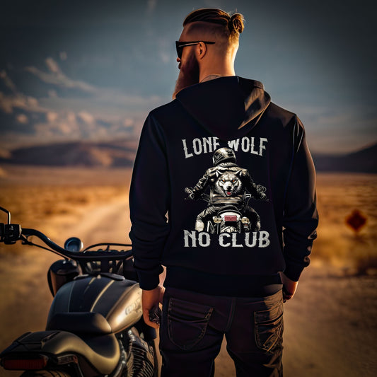 Ein Biker mit einem Hoodie für Motorradfahrer von Wingbikers mit dem Aufdruck, Lone Wolf - No Club, als Back Print, in schwarz.